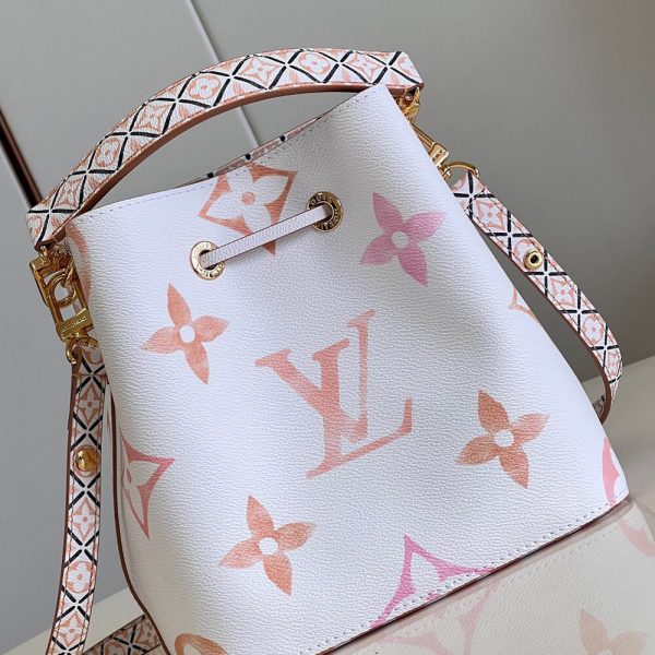 LV By the Pool NEONOE BB